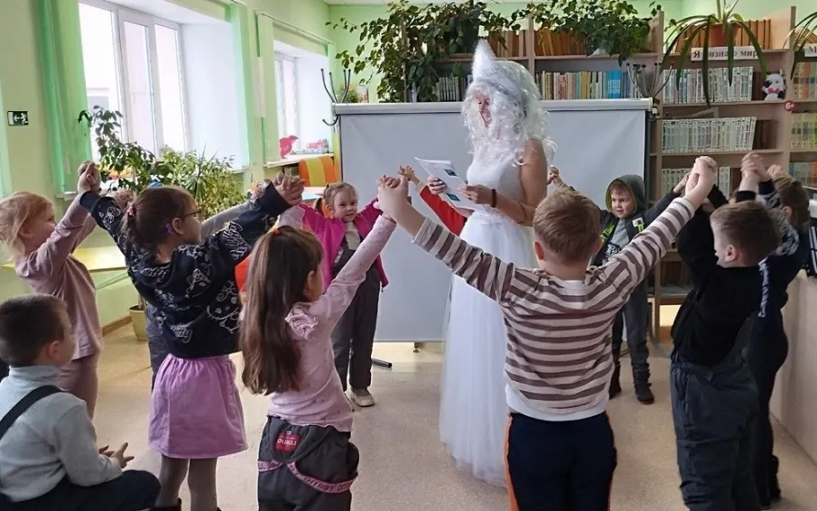 Библиотекари рассказали ребятам, что 20 декабря - День рождения новогодней ёлки